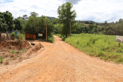 Convênio assinado com deputado confirma melhorias em estrada rural
