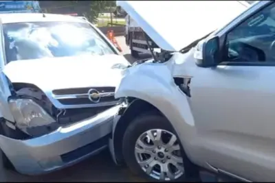 Carros batem em trevo de Engenheiro Coelho