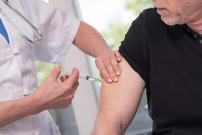Saúde inicia vacinação contra a gripe em idosos a partir de 80 anos