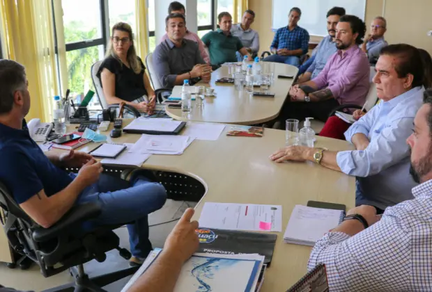 Prefeito recebe equipe do Pague Menos; rede inaugura unidade na cidade em junho