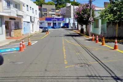 Obras implanta estacionamento 45° e área central ganha 65 vagas para carros