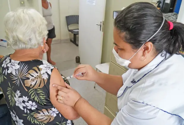 Saúde faz agendamento da 4ª dose de idosos a partir de 80 anos na segunda-feira