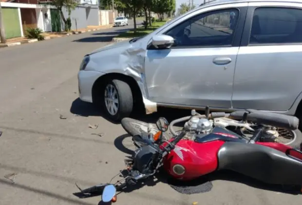 Carro e moto se chocam em cruzamento de Artur Nogueira