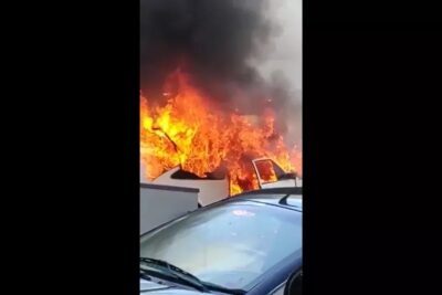 Carro pega fogo e fica destruído em avenida de Mogi Guaçu