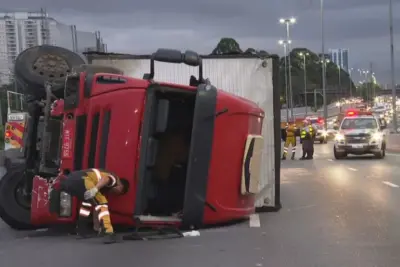 Caminhão tomba na Marginal Tietê, sentido Ayrton Senna, e provoca congestionamento