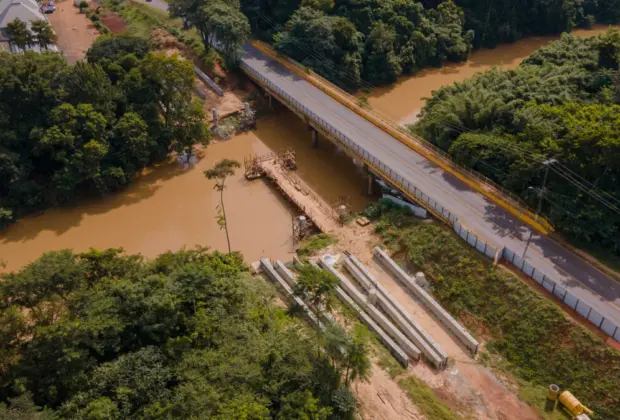 Ponte provisória é instalada no centro do rio para avanço de obra