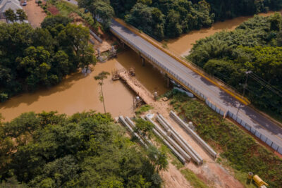 Ponte provisória é instalada no centro do rio para avanço de obra