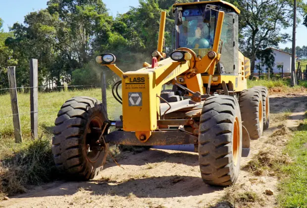 Obras realiza melhorias nas estradas rurais do Jatobazeiro e da Roseira