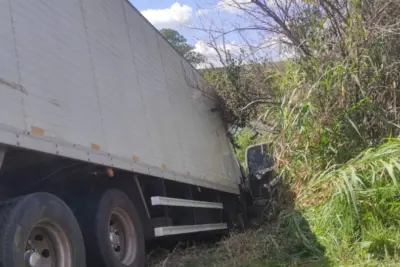 Acidente entre caminhões na SP 107 teve auxílio de helicóptero no socorro