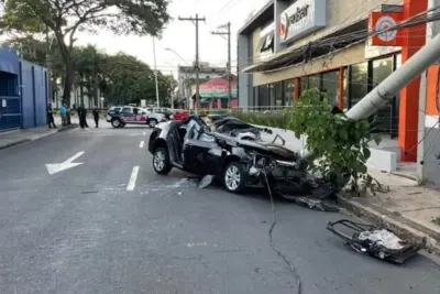 Três de quatro adolescentes feridas após batida de carro contra poste