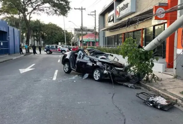 Três de quatro adolescentes feridas após batida de carro contra poste