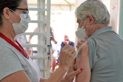 Saúde realiza vacinação contra a gripe em idosos a partir de 80 anos neste sábado