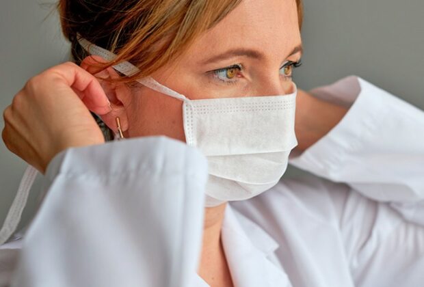 A Secretaria Municipal de Saúde faz um alerta para a população: o uso de máscaras segue obrigatório nas unidades de saúde.
