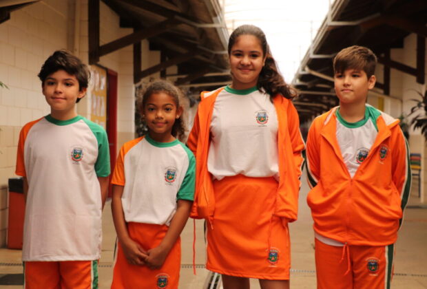 Prefeitura entrega kits de uniforme escolar para 2,4 mil alunos
