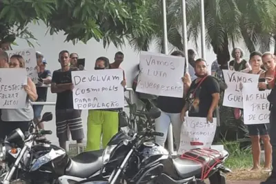 Manifestantes se reúnem na Prefeitura de Cosmópolis em ato de protesto