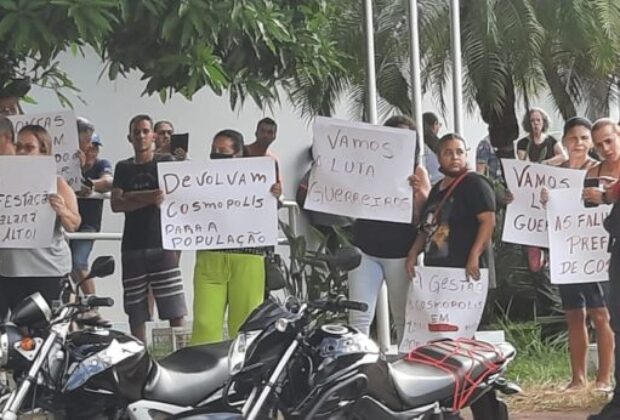 Manifestantes se reúnem na Prefeitura de Cosmópolis em ato de protesto