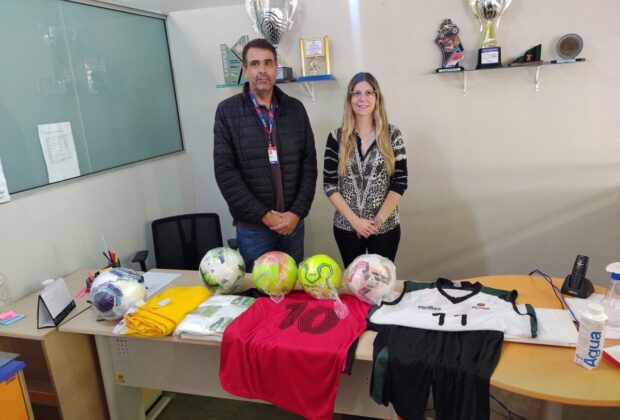 Vereadora Jana repassa kits esportivos para Prefeitura de Amparo