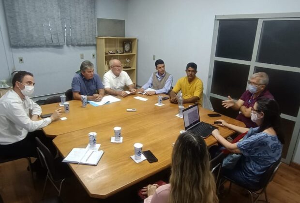 Representantes da Prefeitura explicam questões dos loteamentos Bosque dos Eucaliptos, Planalto da Serra e Jaguari, em Amparo