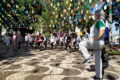 [IDOSOS EM AÇÃO]  AULÃO JUNINO MOVIMENTA A PRAÇA RUI BARBOSA