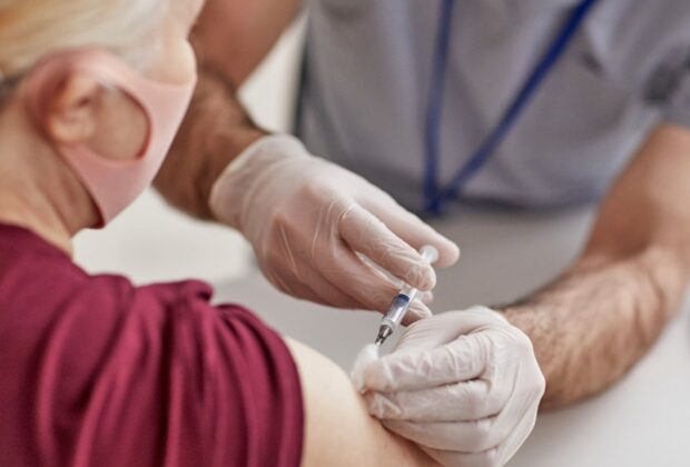 Saúde vai aplicar 4ª dose da vacina contra Covid-19 em adultos acima de 40 anos a partir do próximo sábado
