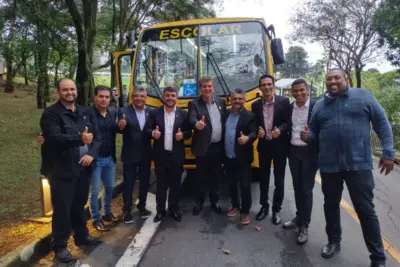 Dr. Zeedivaldo recebe ônibus escolar no Palácio dos Bandeirantes