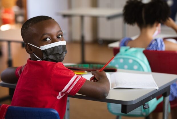 Escolas: Uso de máscara volta a ser obrigatório em ambientes fechados