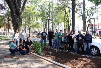 ALUNOS DO CURSO BÁSICO DE JARDINAGEM REFORMAM CANTEIROS DA PRAÇA RUI BARBOSA