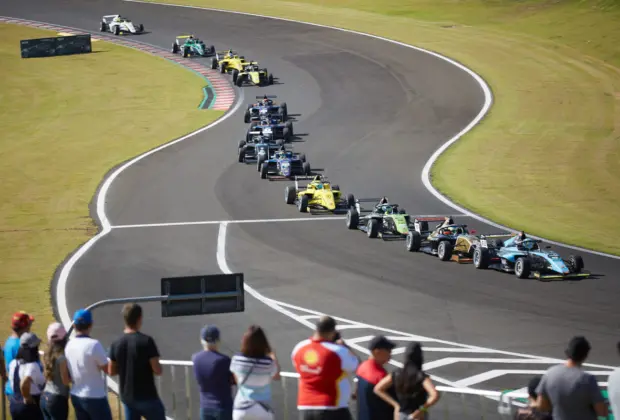 Maratona em Interlagos: F-4 faz seis corridas em apenas nove dias