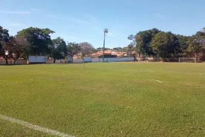 EQUIPE DE MANUTENÇÃO REVITALIZA A PRAÇA ESPORTIVA DA VILA DIAS