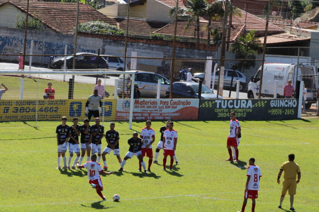 Jogo Amador De Duas Equipas De Futebol No Campo Dentro Imagem Editorial -  Imagem de exterior, jogadores: 54425425
