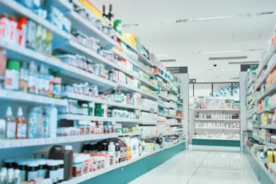 O Coordenador do Curso de Farmácia do Centro Universitário São Camilo, André Luiz de Moura indica farmácias de manipulação como alternativa.