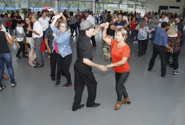 BAILE DA TERCEIRA IDADE LOTOU SALÃO DO PARQUE SERRA DOURADA