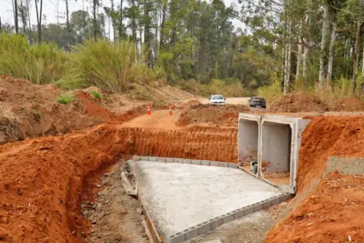 Obras avançam e estrada municipal que liga Martinho Prado ao bairro do Caju é interditada