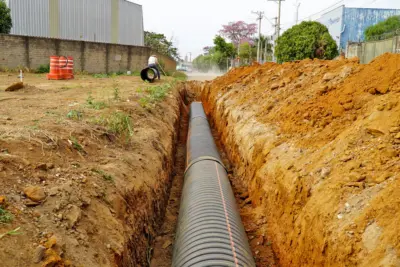 Equipe de Obras finaliza drenagem no Caruso e via terá asfalto novo