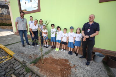 Alunos do Colégio Alternativo e colaboradores da Secretaria de Meio Ambiente da Prefeitura de Amparo plantaram na tarde de hoje