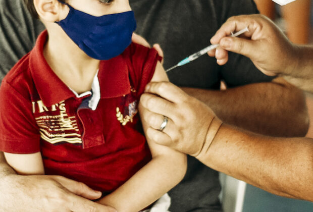 Prefeitura leva vacinação contra pólio para Feira Livre de Artur Nogueira