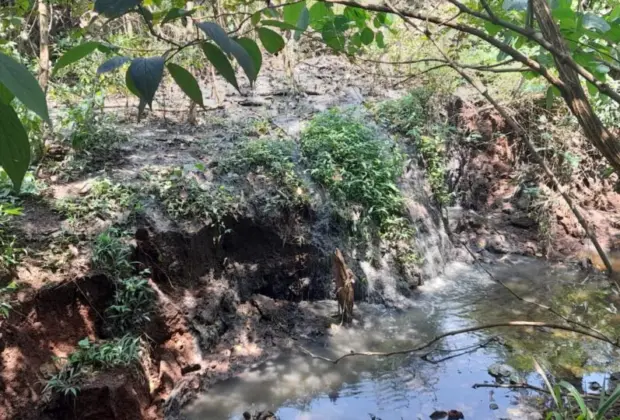 Rompimento de adutora causa poluição em córrego no bairro São Bento