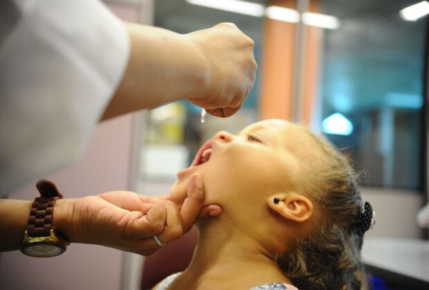 A Prefeitura de Jaguariúna, por meio da Secretaria Municipal de Saúde, vai começar a vacinar as crianças contra a poliomielite nos CEIs (centros de educação infantil). 