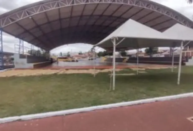 Praça já recebe os preparativos para Festa da Mandioca