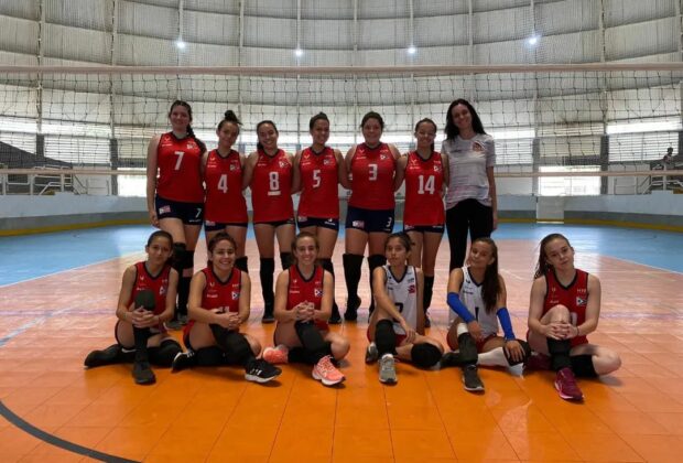 O time de voleibol feminino da Estância de Amparo entrou em quadra neste domingo