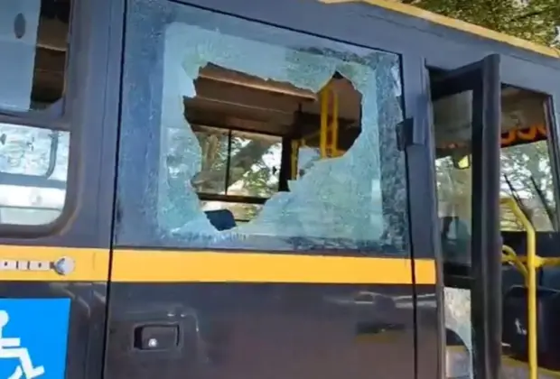 HOMEM APEDREJA ÔNIBUS ESCOLAR E CARROS NA ESCOLA LETÍCIA PAGANOTE TOREZAN