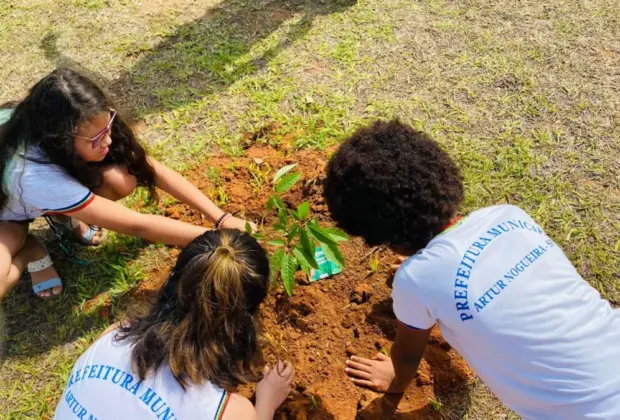 Estudantes da Rede Municipal realizam plantio de mudas em Artur Nogueira