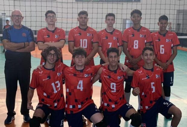 No domingo, 27, o voleibol sub-18 da Prefeitura de Amparo disputou partida decisiva pela Copa Associação Desportiva Regional (ADR), em Artur Nogueira.
