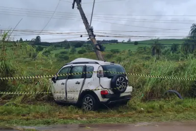 Mulher e filha ficam feridas após carro bater em poste em Jaguariúna