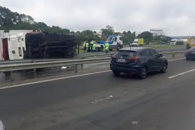 Caminhão tomba e causa interdição na Rodovia Dom Pedro I