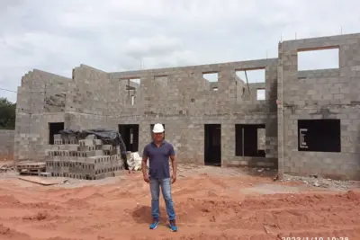 Vereador Conrado acompanha obras de casas populares em Amparo