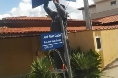 PREFEITURA DE JAGUARIÚNA RETOMA SERVIÇO DE TROCA DE PLACAS DE NOMES DE RUA