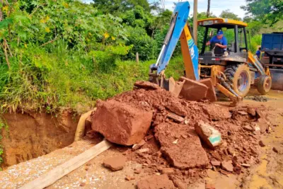 Equipe realiza manutenção em pontos críticos das estradas rurais de Mogi Guaçu