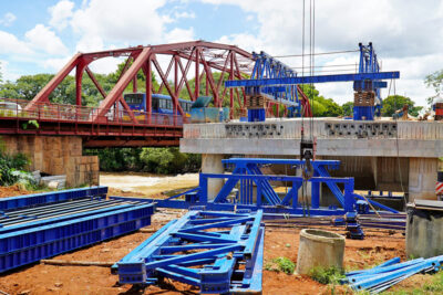 Ponte da Avenida dos Trabalhadores recebe serviços de suporte para execução das formas de concretagem da pista de passeio