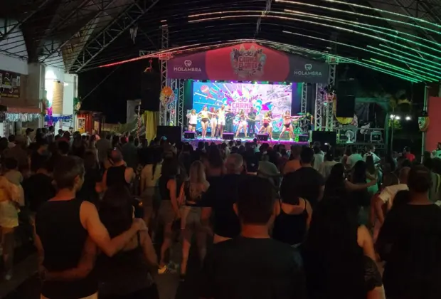 Carnaflores leva milhares de foliões ao desfile e bailes populares